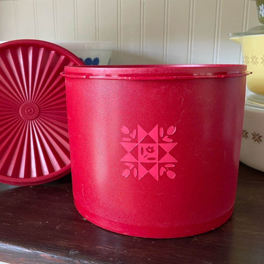 Vintage Retro Red Tupperware Tulip Quilt Servalier Canister❤️🍪
